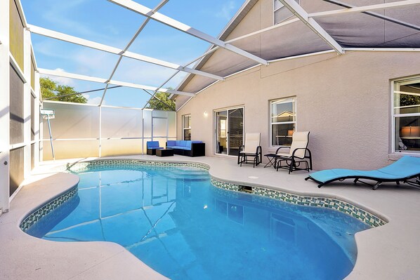 Una piscina al aire libre
