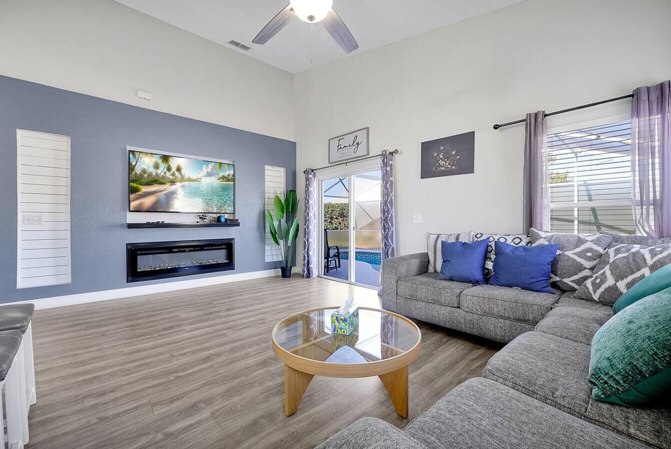 Smart TV, fireplace