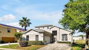 A single-story house with a garage, a front door, and a driveway. - Fully Renovated Disney Villa with Private Pool, King size Beds in Davenport (Davenport)