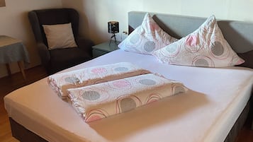 2 bedrooms, travel crib, free WiFi, bed sheets