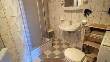 Dusche, Haartrockner, Handtücher, Toilettenpapier