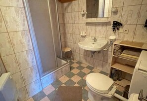 Dusche, Haartrockner, Handtücher, Toilettenpapier