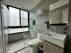 シャワー、ヘアドライヤー、タオル、シャンプー