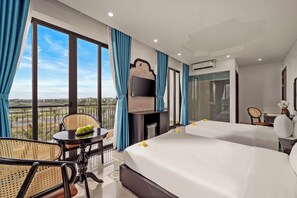 Luksus-enkeltrom, balkong, bassengutsikt | Minibar, safe på rommet, skrivebord og wi-fi (inkludert)