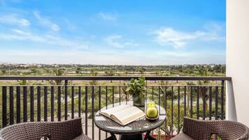 Habitación Deluxe, 2 camas individuales, vista a la alberca | Balcón