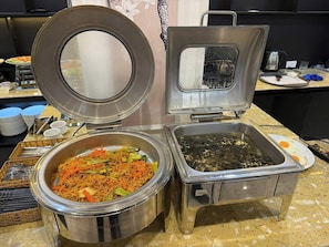 Daily buffet breakfast (VND 80000 per person)