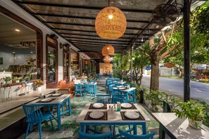 Daily buffet breakfast (VND 80000 per person)