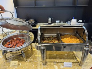 Daily buffet breakfast (VND 80000 per person)