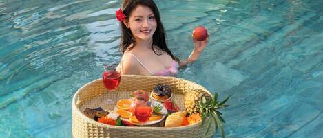 Una piscina al aire libre