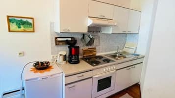 Fridge, stovetop, coffee/tea maker, electric kettle