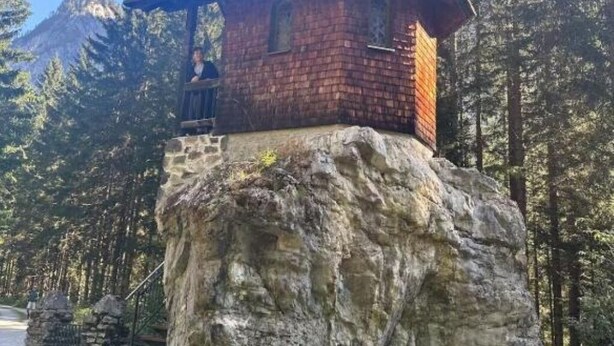 A rustic cabin on a rocky outcrop surrounded by forest. - Stallon apartment with balcony (Nostra)