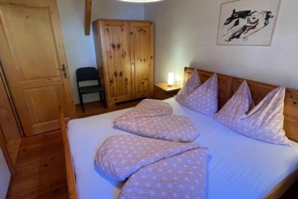 2 bedrooms, travel crib, free WiFi, bed sheets