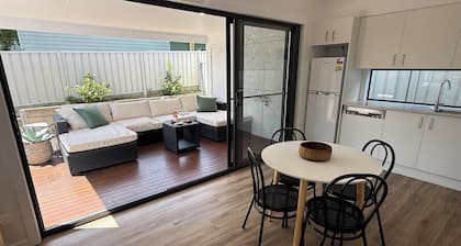 Kahibah Guesthouse - 2 bedroom studio with aircon, wifi & outdoor area