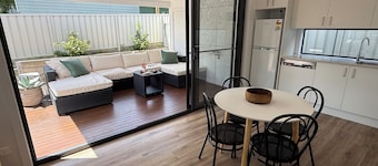 Kahibah Guesthouse - 2 bedroom studio with aircon, wifi & outdoor area