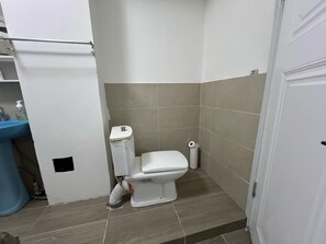 Secadora de cabello, toallas, jabón, papel de baño 