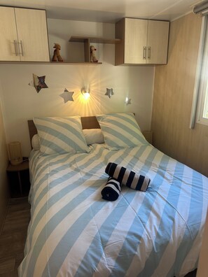 2 habitaciones, tabla de planchar con plancha y ropa de cama 