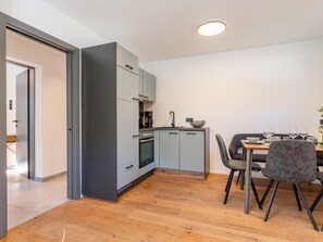 Fridge, oven, stovetop, dishwasher