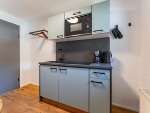 Réfrigérateur, micro-ondes, plaque de cuisson