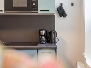 Réfrigérateur, micro-ondes, plaque de cuisson