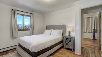 4 bedrooms, iron/ironing board, free WiFi