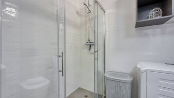 Appartamento familiare, 1 camera da letto (Royal Premantura) | Bagno | Doccia, asciugamani, sapone, shampoo