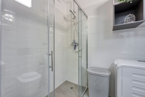 Familienapartment, 1 Schlafzimmer (Royal Premantura) | Badezimmer | Dusche, Handtücher, Seife, Shampoo