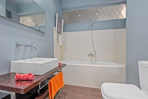 Sèche-cheveux, serviettes fournies, savon, papier toilette