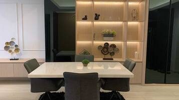 Family Apartment, Balcony, City View | Makan dalam bilik