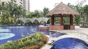 2 kolam renang terbuka