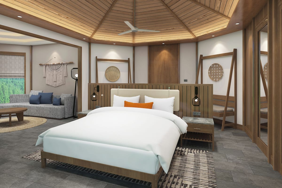 Ein modernes Schlafzimmer mit Holzboden, einem Bett mit weißer und orangefarbener Bettwäsche, einem Nachttisch, einem Holzstuhl und einer Wandlampe.
