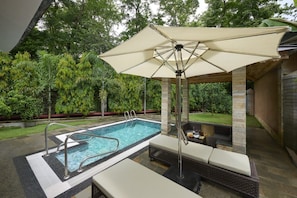 1 Bedroom Villa - 1 King Bed Pool View | Minibar, két bảo mật tại phòng, màn/rèm cản sáng, phòng cách âm 