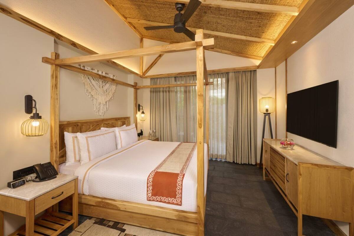 Villa, 1 King Bed, Pool View | 1 bedroom, minibar, in-room safe, blackout drapes