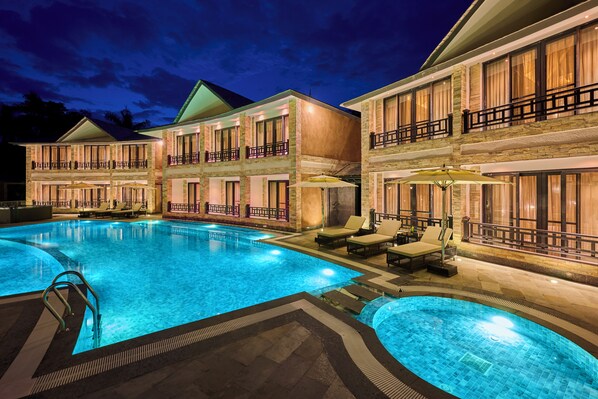 Outdoor pool, pool umbrellas - Royal Tulip Chitwan Nepal (Sauraha)