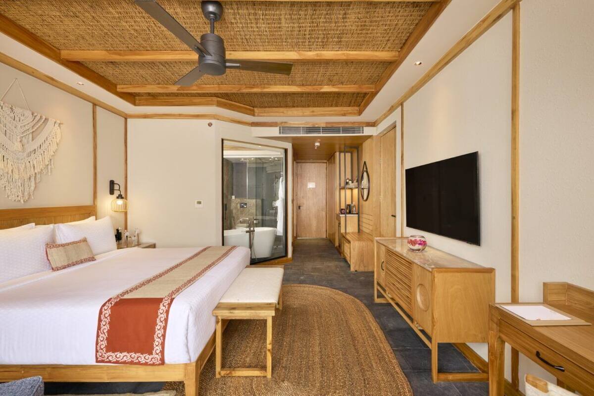 Deluxe Room, 1 Double Bed | 1 bedroom, minibar, in-room safe, blackout drapes
