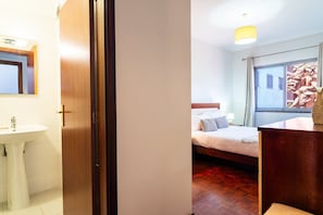 2 chambres, fer et planche à repasser, accès Internet, draps fournis
