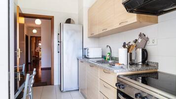 Refrigerador, microondas, horno y cafetera y tetera