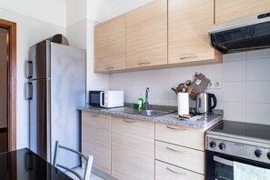 Fridge, microwave, oven, coffee/tea maker - GuestReady - A beautiful hideout in Madeira (Santa Cruz)