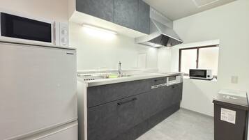 Comfort Villa, Non Smoking | Private kitchen | Fridge, microwave, oven, cookware/dishes/utensils