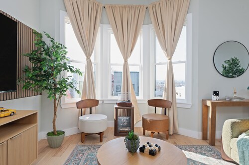 Cozy Retreat 3BR Transit-friendly Home PATH&Bus Retro game