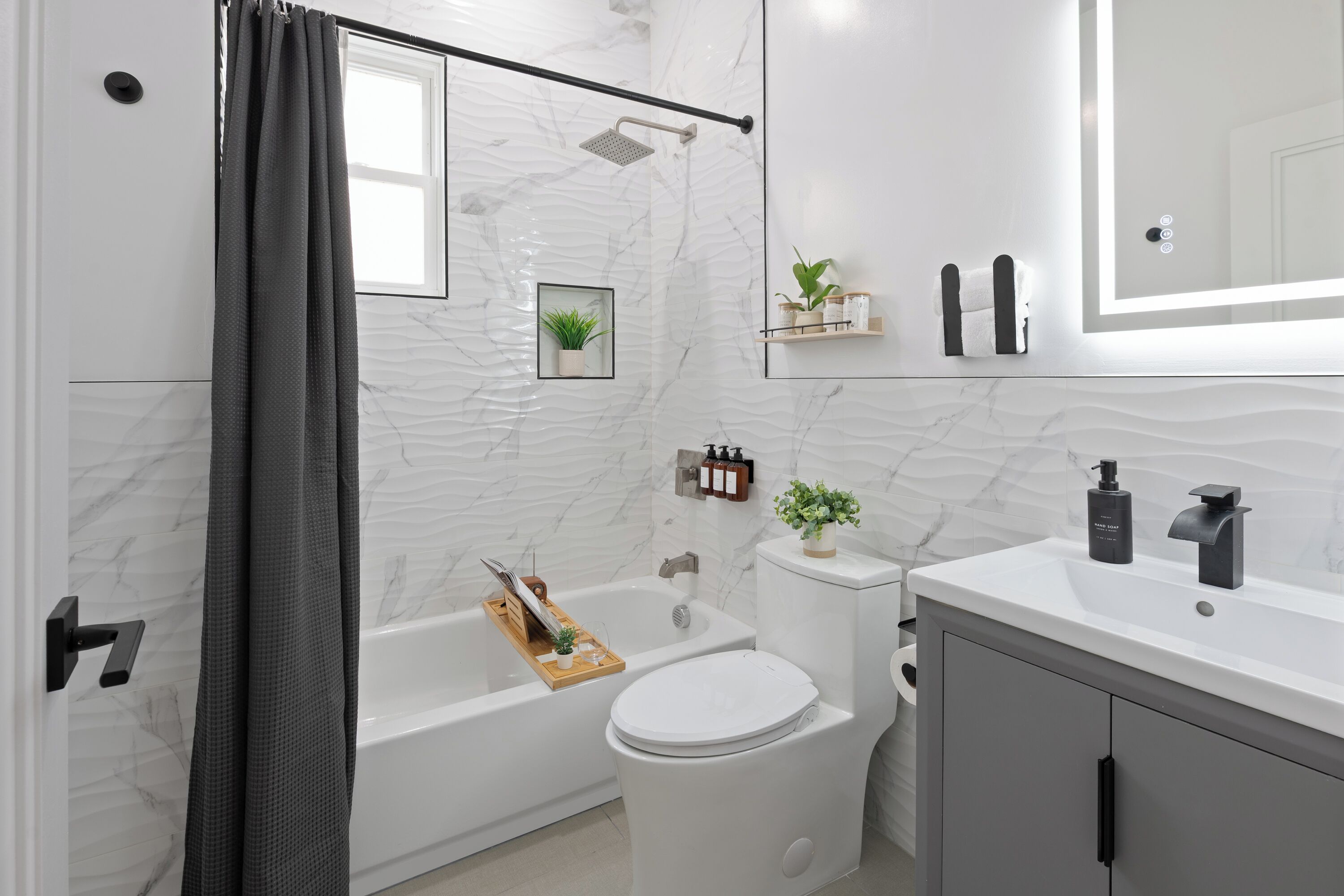 Een douche, een haardroger, handdoeken, zeep