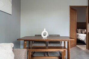 Vila luxo, sacada, vista para a piscina | Sala de jantar