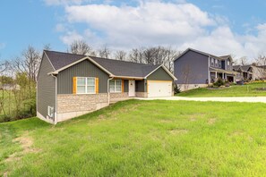 Exterior - 8 Mi to Ark Encounter: Family Home w/ Deck & Grill (Dry Ridge)
