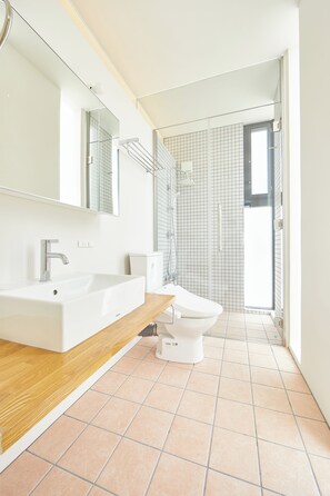 別墅, 陽台 | 浴室 | 淋浴/浴缸二合一、吹風機、拖鞋、毛巾