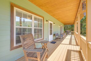 Terrace/patio - 3 Mi to Hiawassee: 'Berry Cute Country Cottage' (Hiawassee)