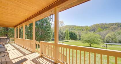 3 Mi to Hiawassee: 'Berry Cute Country Cottage'