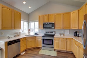 Fridge, microwave, stovetop, dishwasher - 'La Casita' w/ Private Yard: 17 Mi to Dtwn Denver (Commerce City)