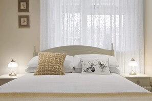 1 bedroom, desk, iron/ironing board, travel crib - Spacious Apartment with Courtyard, Barnstaple (Devon)