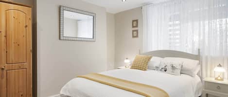 1 dormitorio, escritorio, tabla de planchar con plancha y cuna de viaje