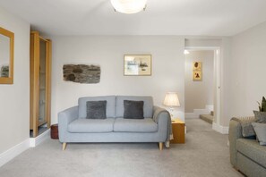 تلفزيون، مدفأة، كُتُب، مكتب