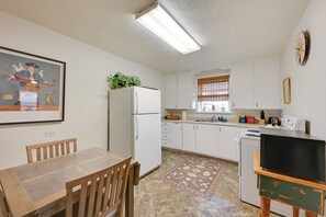 Kühlschrank, Mikrowelle, Herdplatte, Wasserkocher mit Kaffee-/Teezubehör
